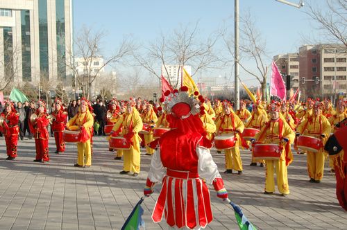 酒泉市2011年元宵節社火匯演期間，部分社火隊來公司拜年