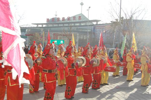 酒泉市2011年元宵節社火匯演期間，部分社火隊來公司拜年
